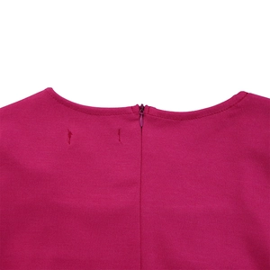 Detalle de vestido rojo rosa con cuello redondo y cierre de cremallera invisible