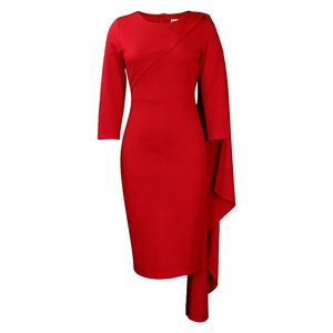 Détail d'une robe fourreau rouge avec manche cape asymétrique et coupe ajustée