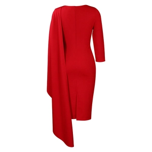 Vue arrière d'une robe midi rouge moulante avec manche cape asymétrique et fente