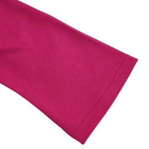 Primer plano del tejido de punto acanalado fucsia con costura precisa de doble aguja