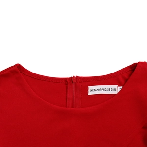 Vue détaillée du col d'une robe crayon rouge avec fermeture éclair et étiquette de marque