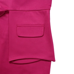 Detalle del vestido rosa fucsia con bolsillo de solapa y costuras de alta calidad