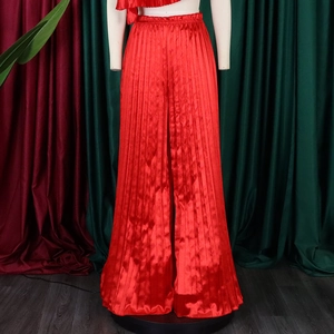 Detail einer roten plissierten Weite-Bein-Hose mit glänzendem Satin und Gummizug