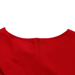 Détail de la robe rouge montrant le col et la fermeture éclair invisible au dos du tissu