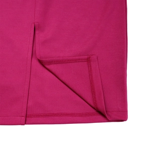 Detalle del dobladillo del vestido rosa con costura doble y textura de la abertura lateral