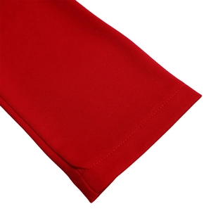 Détail du poignet d'une robe rouge montrant la texture du tricot et la fente