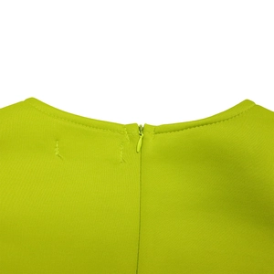 Détail de la robe vert herbe avec fermeture éclair invisible et coutures de précision