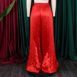Detailansicht einer roten Plissee-Hose mit weitem Bein, Seidenglanz und hohem Taillenbund