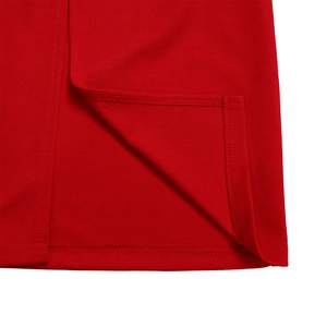 Détail macro du tissu en maille rouge avec ourlet à double couture professionnelle de qualité