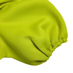 Détail de la manche bouffante vert clair avec poignet élastique et plis fins