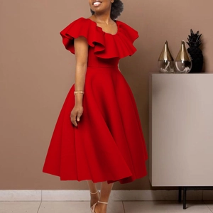 Robe élégante rouge sans manches avec décolleté à volants et jupe fluide évasée