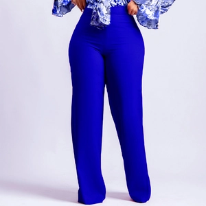 Royalblaue Hose mit hoher Taille und weitem Bein, kombiniert mit floralem Chiffon-Top