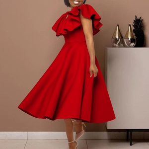 Détail des épaules à volants rouges sur une élégante robe de soirée de coupe en A
