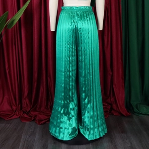 Detail der smaragdgrünen Plissee-Hose mit hoher Taille aus glänzendem Satinstoff