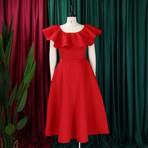 Vue détaillée de l'élégant décolleté à volants sur une robe de soirée rouge vibrante