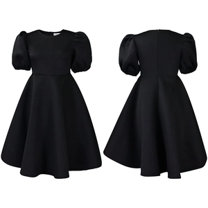 Détail des manches bouffantes noires et de la texture du tissu de la robe de soirée