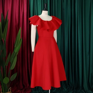 Robe rouge élégante avec grand volant au décolleté et jupe trapèze sur mannequin