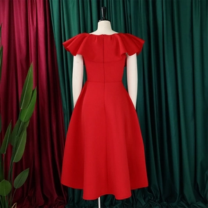 Détail de robe de soirée rouge avec encolure à volants et fermeture éclair invisible