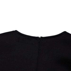 Détail du col rond élégant et de la fermeture éclair invisible au dos de cette robe noire