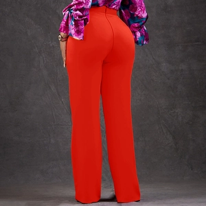 Rückansicht einer leuchtend roten Wide-Leg-Hose für Damen mit hoher Taille und Passform