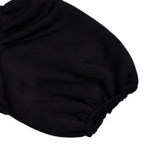 Détail des poignets élastiques et manches bouffantes d'une robe de soirée noire