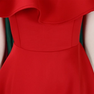 Détail d'une robe de soirée rouge avec encolure à volants et taille cintrée