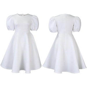 Vues avant et arrière d'une robe blanche à manches bouffantes et coupe trapèze évasée