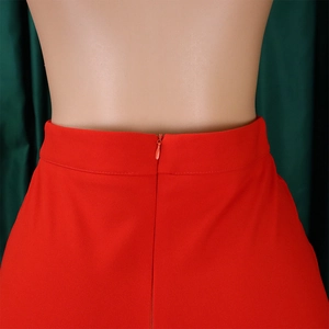 Detail der roten Weitbeinhose mit hohem Bund und nahtlosem, verdecktem Reißverschluss