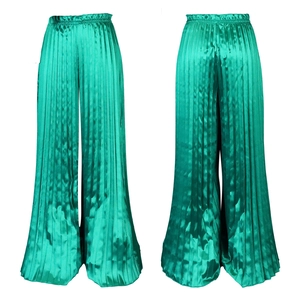 Detailansicht der grünen Satin-Plissee-Hose mit weitem Bein und elastischem hohem Bund