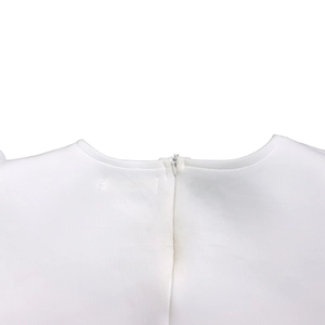 Détail de l'encolure ronde avec fermeture éclair invisible sur la robe blanche