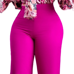 Detailansicht der rosaroten Hose mit hoher Taille und hochwertigem Anzugstoff-Finish