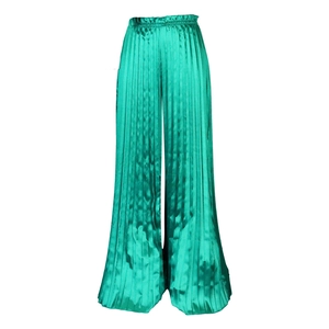 Detailansicht der smaragdgrünen Plissee-Hose mit weitem Bein und hoher Taille