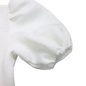 Détail des manches bouffantes blanches élégantes avec poignets élastiques et tissu
