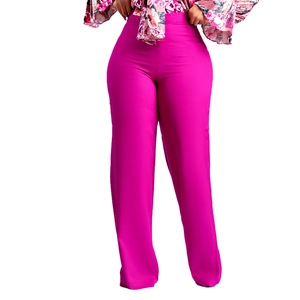 Elegante rosenrote weite Hose mit hoher Taille und einer geblümten Chiffon-Bluse kombiniert