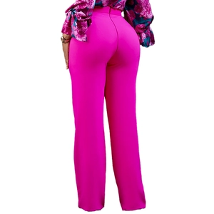 Rückansicht der leuchtend pinken High-Waist-Weitbeinhose mit verdecktem Reißverschluss