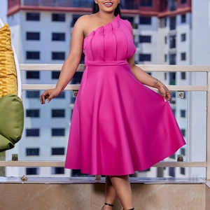 Robe élégante rose fushia à une épaule avec plis superposés et jupe trapèze pour soirées
