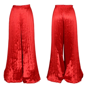 Detailansicht der roten plissierten Weitbeinhose mit Seidenglanz und Gummizug