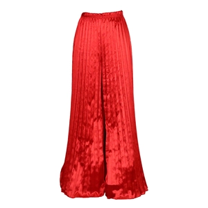 Detail der roten Plissee-Hose mit weitem Bein, elastischem Bund und Satin-Struktur