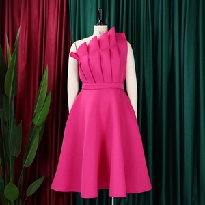 Détails de la robe fuchsia à une épaule avec volants sculpturaux et jupe évasée en ligne A