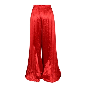 Detail der roten plissierten Weite-Bein-Hose mit vertikaler Textur und seidigem Stoff