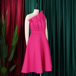 Détail de l'encolure à volants et design asymétrique d'une robe de soirée fuchsia