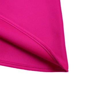 Dettaglio ravvicinato dell'orlo del vestito rosso rosa che mostra cuciture di precisione