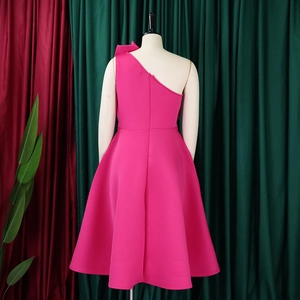 Détail de la robe rose à une épaule avec nœud et fermeture éclair invisible au dos