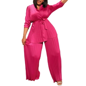 Detailaufnahme des fuchsiafarbenen Plissee-Sets mit Wickeloberteil und weiter Hose