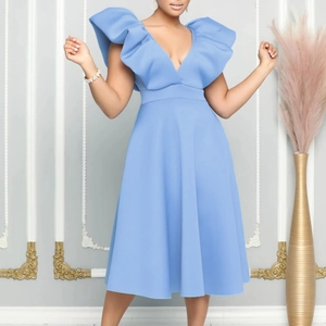 Vestido línea A azul cielo con escote en V profundo, mangas con volantes y falda fluida