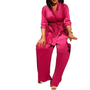 Detailansicht des zweiteiligen Damen-Plissee-Sets mit Wickel-Oberteil und weiter Hose in Pink