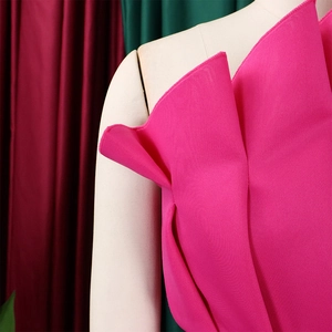 Détail du tissu fuchsia à volants avec une texture tissée et un design plissé