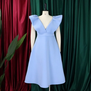 Detalle del vestido celeste sin mangas con escote en V profundo y volantes en los hombros