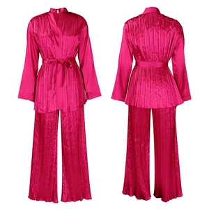 Details des fuchsiafarbenen Plisse-Sets mit Wickeloberteil und weiter Hose