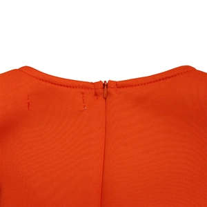 Dettaglio dello scollo e della cerniera invisibile sul retro di un abito elegante arancione